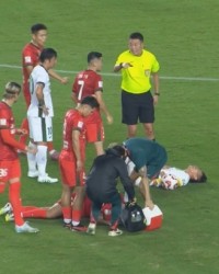 惊险！阿卜杜肉苏力、林良铭头碰头双双倒地，二人休整后回到比赛